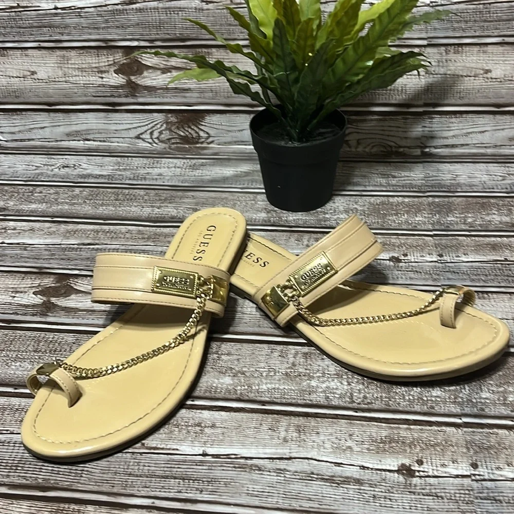 GUESS Beige Patent Leather Chain Strap Sandals Flip flop Size 9